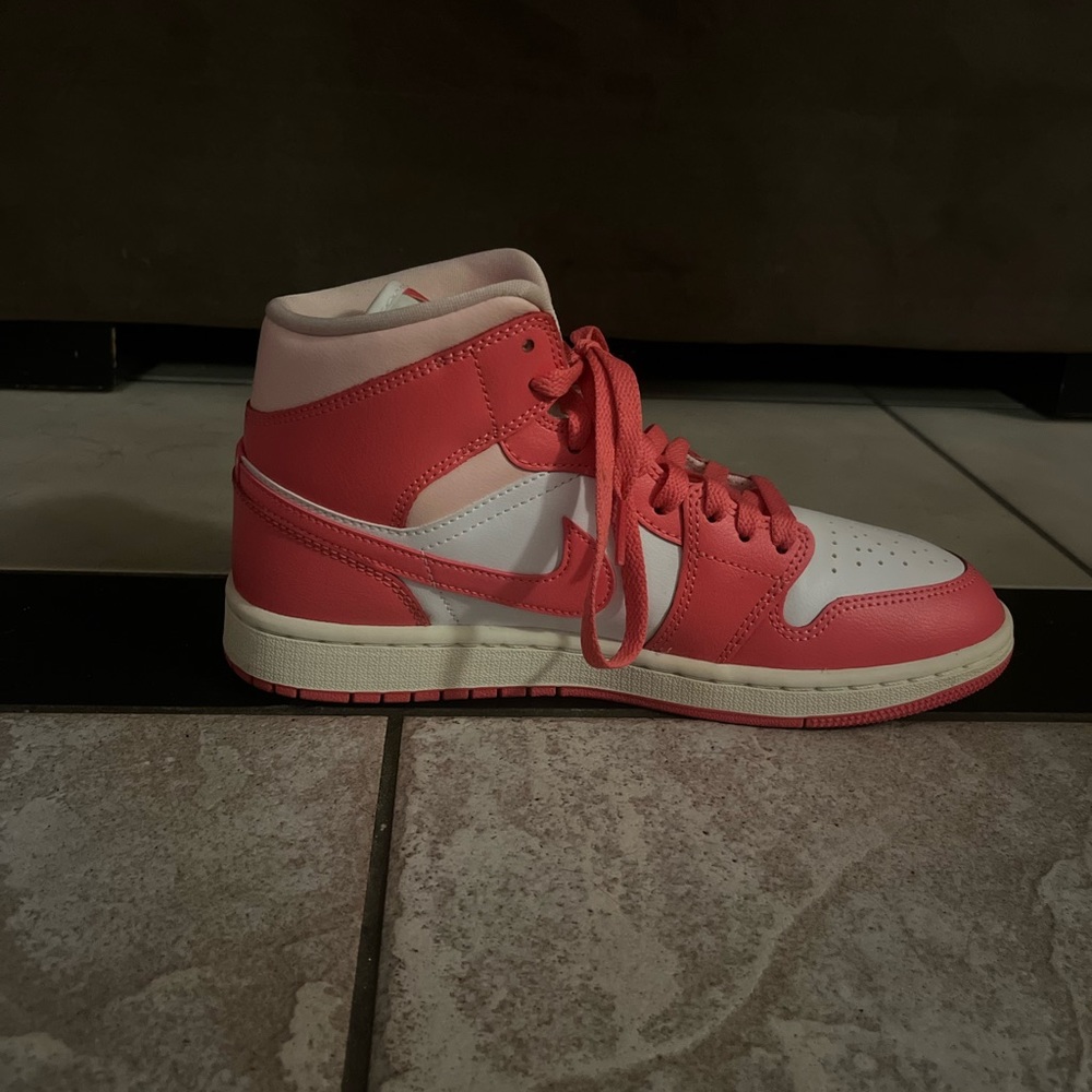 women’s Air Jordan one mid, white/sea coral – atmosphere. size women’s 8 1/2.